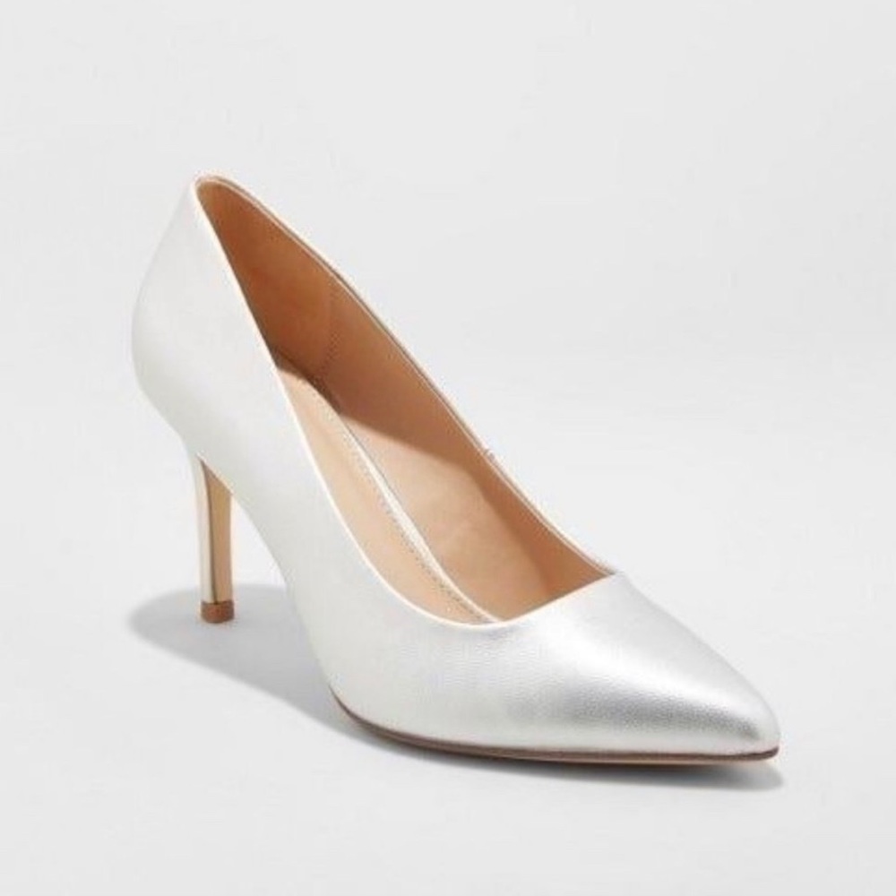 Pointed toe heel pump - a new day